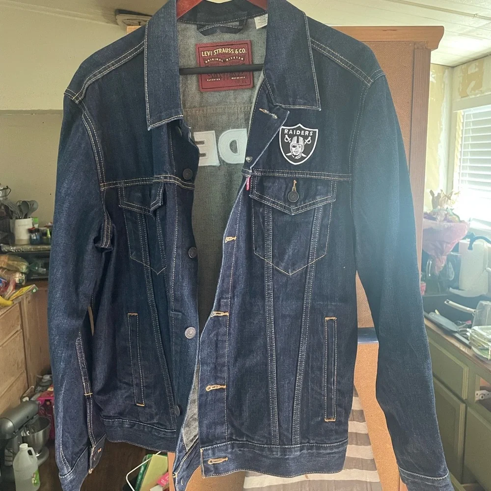 Levi's Men's Dark Blue Denim Jacket with Raiders Patch - Picture 1 of 4